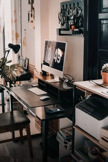 Vue rapprochée d’une machine à écrire vintage avec une feuille affichant WordPress dans un style rétro.